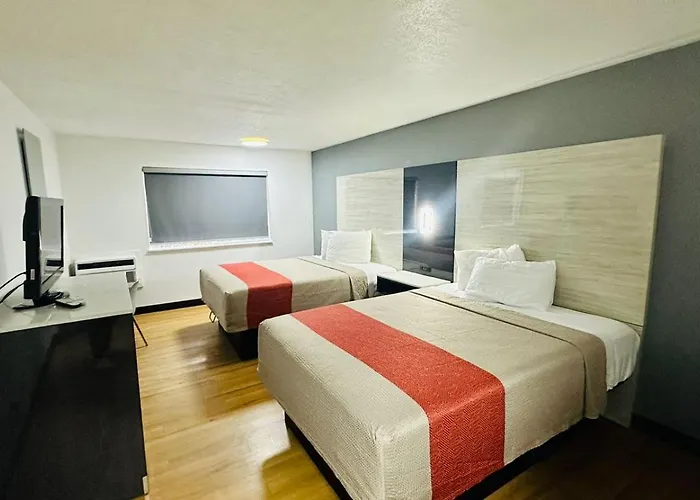 Evergreen Inn & Suites Portland (Adults Only)